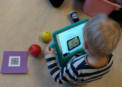 Oppilas työskentelee ipadilla