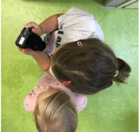 Lapset tutkivat GoPro-kameraa