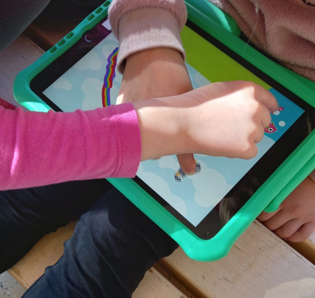 lapset piirtävät ipadilla