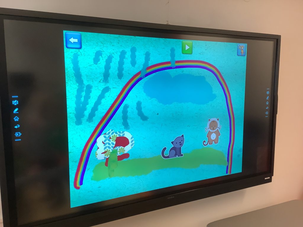 lasten tekemä digitarina näyttötaululla