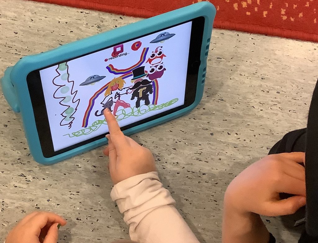 Lapset tekevät iPadilla digitarinaa